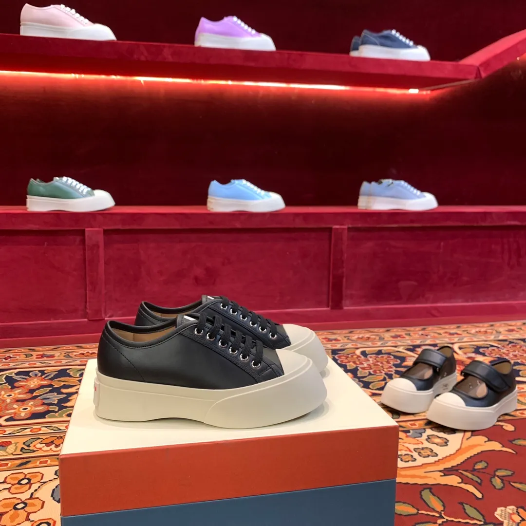 👟👟Ex-factory price 480👟👟 Marni Marni large-toe thick-soled Mary Jane shoes Marni is an independent designer brand from Italy. It has quickly become another big dark horse in the international fashion industry. Zhao Lusi and Song Zuer have the same Velcro large-toe shoes. It took 2 and a half months to purchase 5 pairs of originals, cut them open, open the bottom mold, decide on the materials, and tried again and again, and changed again and again. At present, the material, shape, lines, and outsole are almost the same as the original ones. Even the smell of cowhide is the same, so our shoes never put fragrance in them. The original cowhide smell is unique. 🐂Fabric: imported Bengal cowhide, matte and textured 🐂Inner: semi-matte cowhide, zero color difference 🐂Outsole: Original molded TU👟👟Ex-factory price➕👟👟Ex-factory price U foam 🪄Number of codes: 35 36 37 38 39 40